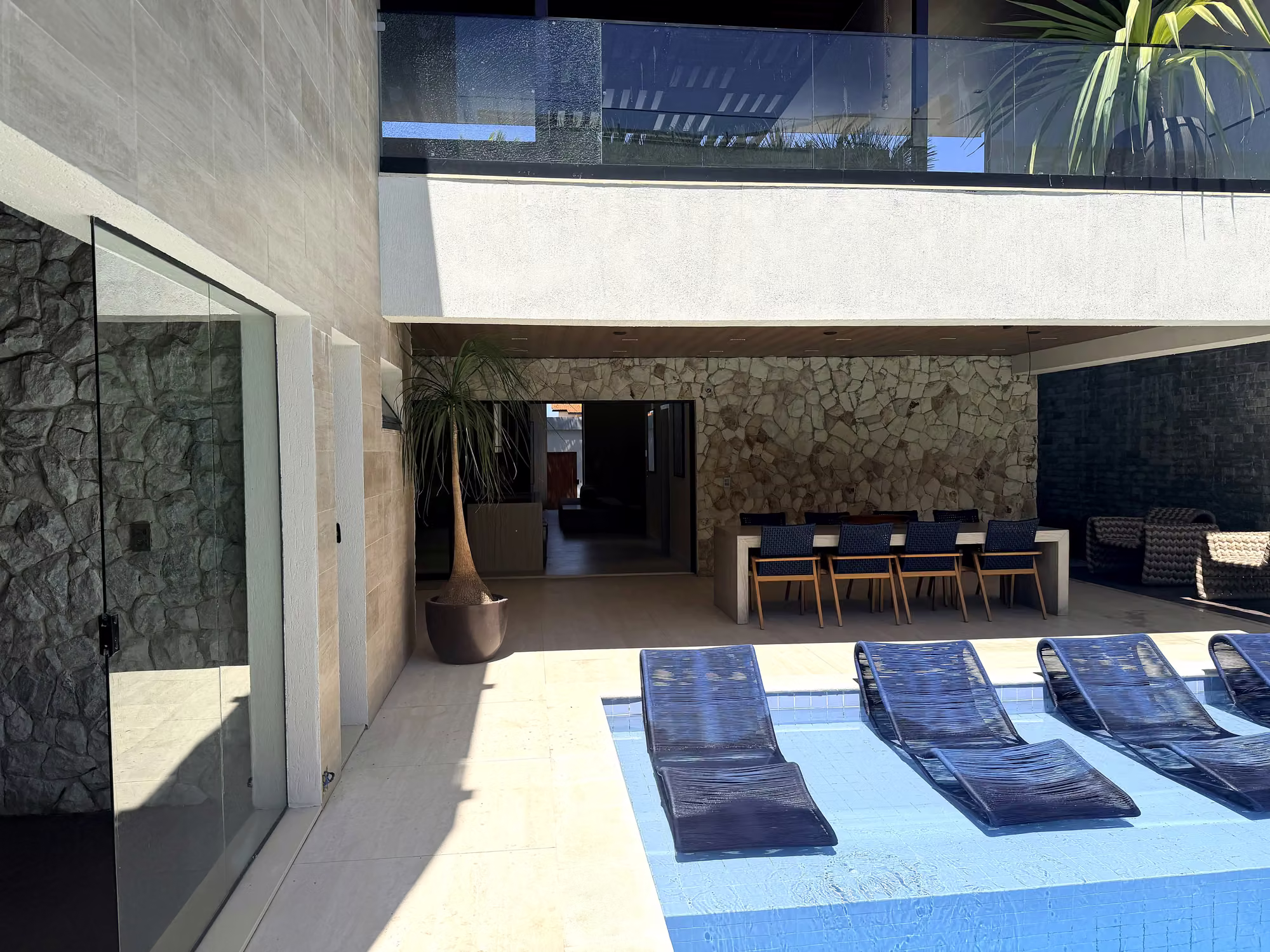 Pátio e piscina da Mansão Beach